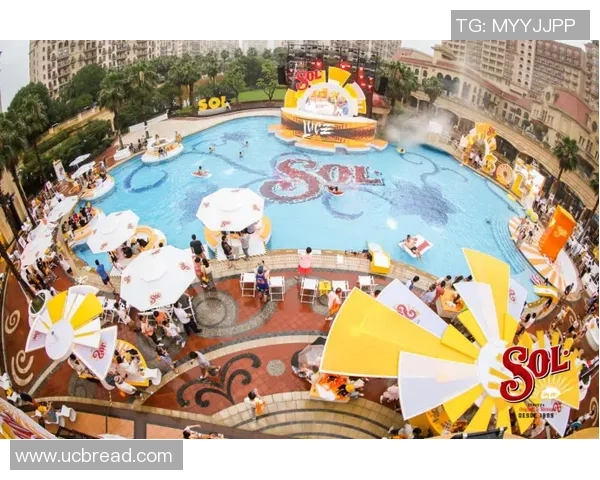 阳光与清波交织的夏日乐园 室外泳池尽享清凉与欢乐